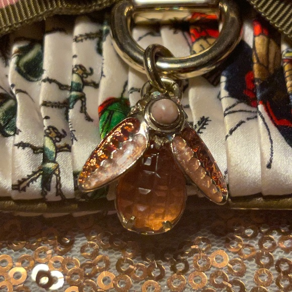 GUCCI RARE small silk “fauna” clutch with gold chain and bug charm. - Picture 3 of 10